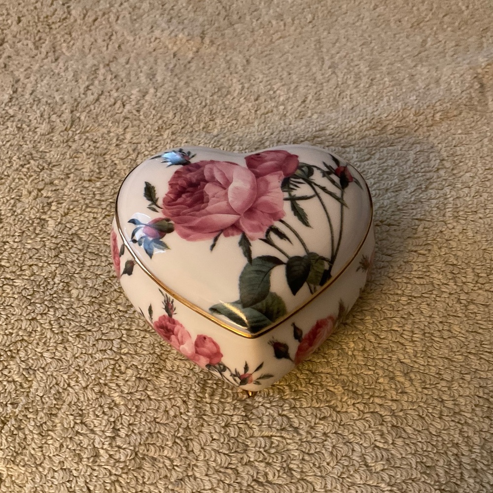 Goebel Smithsonian Porcelain Heart Shaped Rose Trinket Box